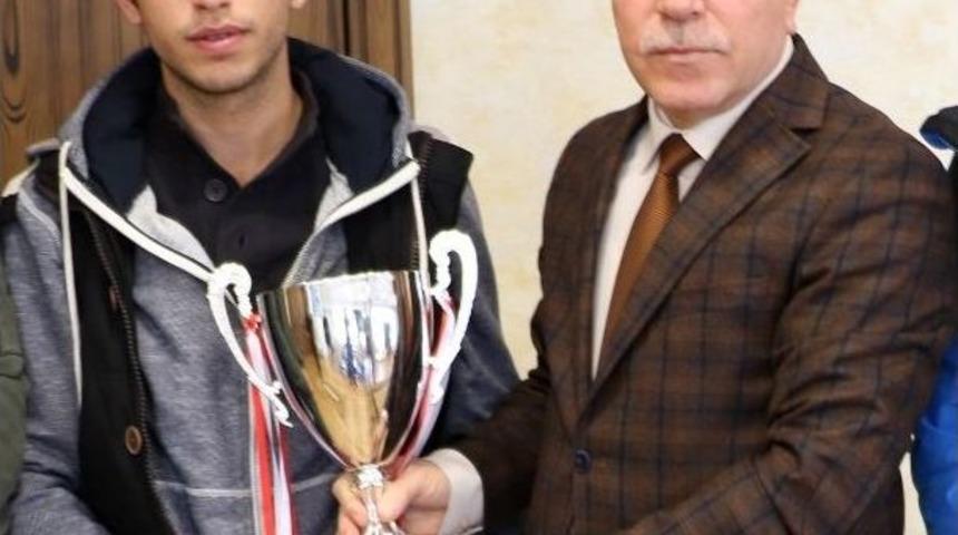 &Ccedil;im Hokeyi Takımı Kupayı Başkan Sekmen&rsquo;e Armağan Etti