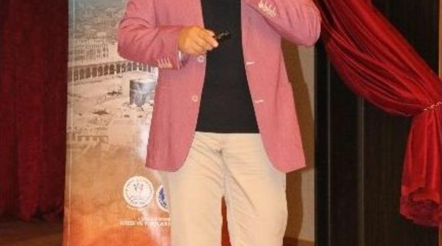 Sanat Tarih&ccedil;isi Uğurluel, &Uuml;niversiteli Gen&ccedil;lerle Buluştu