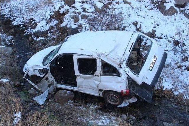 Horasan’da Otomobil Uçuruma Yuvarlandı: 2 Yaralı 1