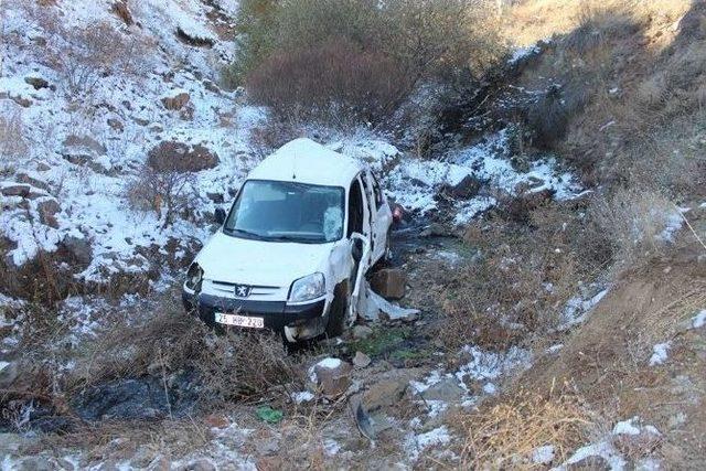 Horasan’da Otomobil Uçuruma Yuvarlandı: 2 Yaralı 2