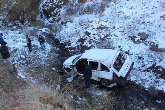 Horasan’da Otomobil Uçuruma Yuvarlandı: 2 Yaralı 3