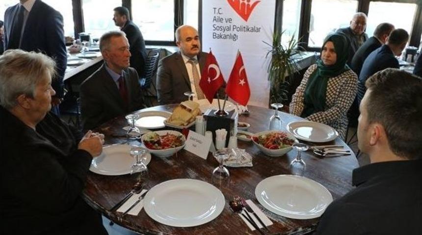 Vali Z&uuml;lkif Dağlı Şehit Yakınları İle Bir Araya Geldi