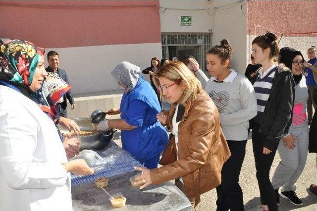 Hacıilbey Lisesinde Öğrencilere Aşure Hayrı