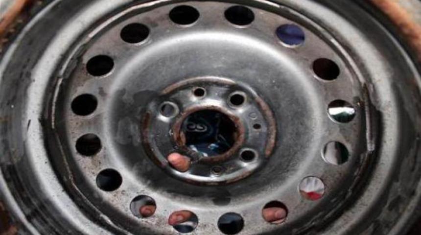 Parmağını janta sıkıştırdı