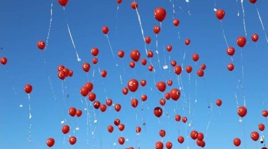 Rte&uuml;&rsquo;De Balonlu 15 Temmuz Anması