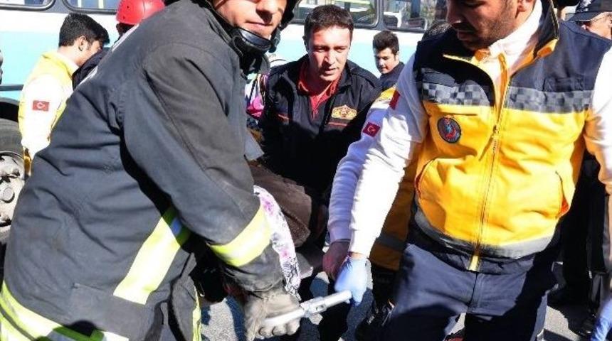 Halk Otob&uuml;s&uuml;n&uuml;n Altında Kalan Yaşlı Kadın Yaralandı