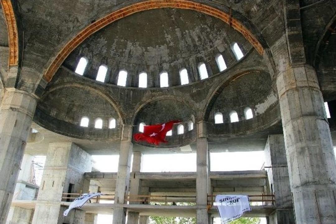 &Ccedil;om&uuml;&rsquo;ye Yapılan 15 Bin Kişi Kapasiteli Caminin Kaba İnşaatı Tamamlandı