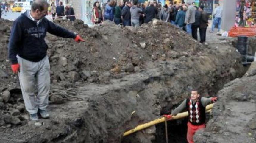 Rize&rsquo;De Meydan Kazısında Tarihi Mezar Taşları Bulundu