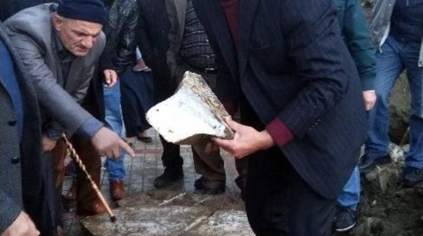 Belediye Kazısında Tarihi Mezarlık Bulundu