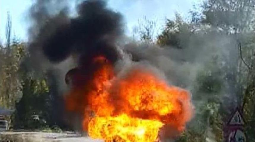 Alev Topuna D&ouml;nen Otomobildeki Lpg T&uuml;p&uuml; Patladı