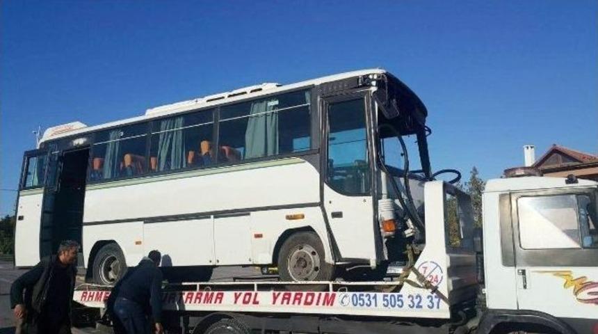 İş&ccedil;i Servisi Tramb&uuml;s Direğine &Ccedil;arptı: 6 Yaralı