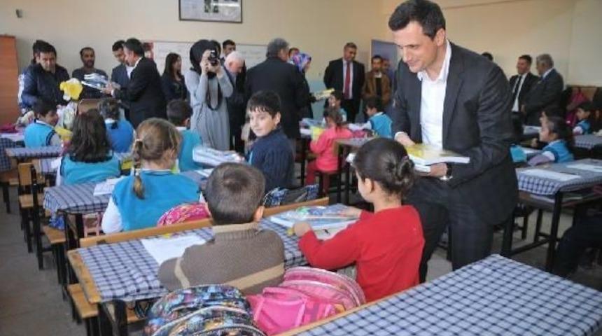 Ak Parti Beşiktaş İl&ccedil;e Başkanı Y&uuml;ksekova&rsquo;Da &Ouml;ğrencilere Hediye Dağıttı