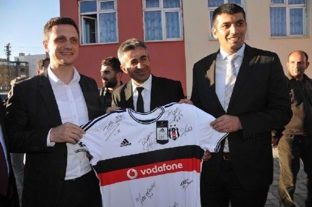 Ak Parti Beşiktaş İlçe Başkanı Yüksekova’Da Öğrencilere Hediye Dağıttı