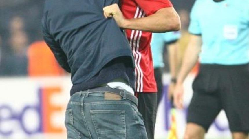 Fenerbah&ccedil;e - Manchester United Ma&ccedil;ında Sahaya Taraftar Girdi