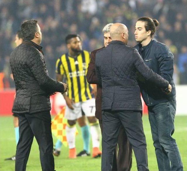 Fenerbahçe - Manchester United Maçında Sahaya Taraftar Girdi