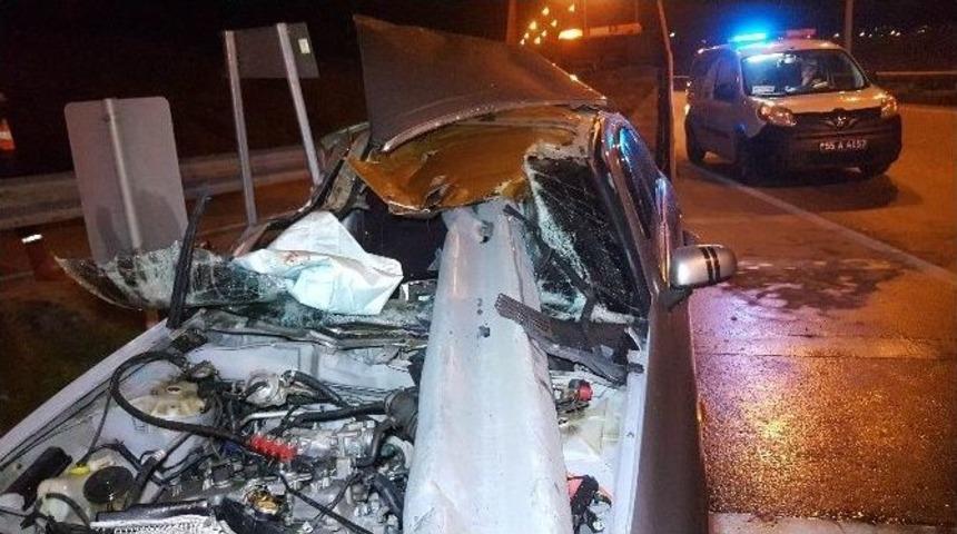 Bariyerin Ok Gibi Saplanıp Hurdaya D&ouml;nen Ara&ccedil;tan Sağ &Ccedil;ıktı