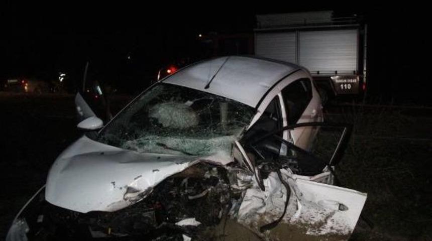 Bursa'da Iki Otomobil &Ccedil;arpıştı: 1 &Ouml;l&uuml;, 2 Yaralı