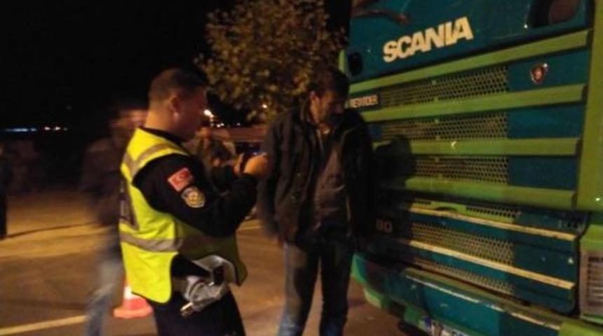 Kamyon Motosiklete &Ccedil;arptı; Anne Ve 3 Yaşındaki Oğlu Yaralandı