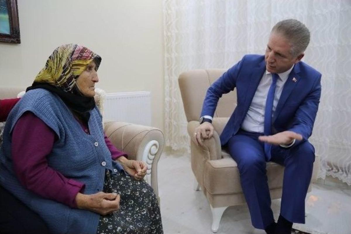 Evinin &Ouml;n&uuml;ne &Ccedil;ukur A&ccedil;ılan Emine Teyze&rsquo;ye Vali Sahip &Ccedil;ıktı