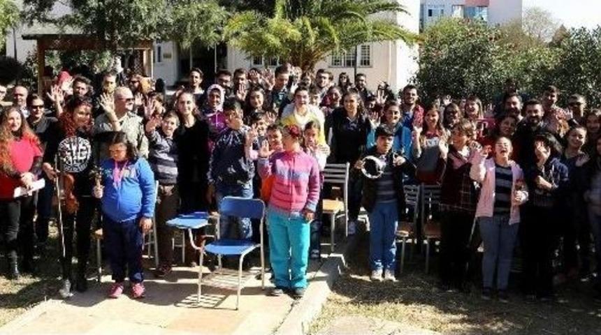 &Uuml;niversiteli Gen&ccedil;ler Engelli &Ouml;ğrencileri Ağırladı