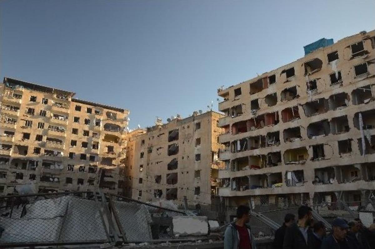 Diyarbakır&rsquo;da Emniyet Binasına Bombalı Saldırı: 1 &Ouml;l&uuml;, 50&rsquo;nin &Uuml;zerinde Yaralı