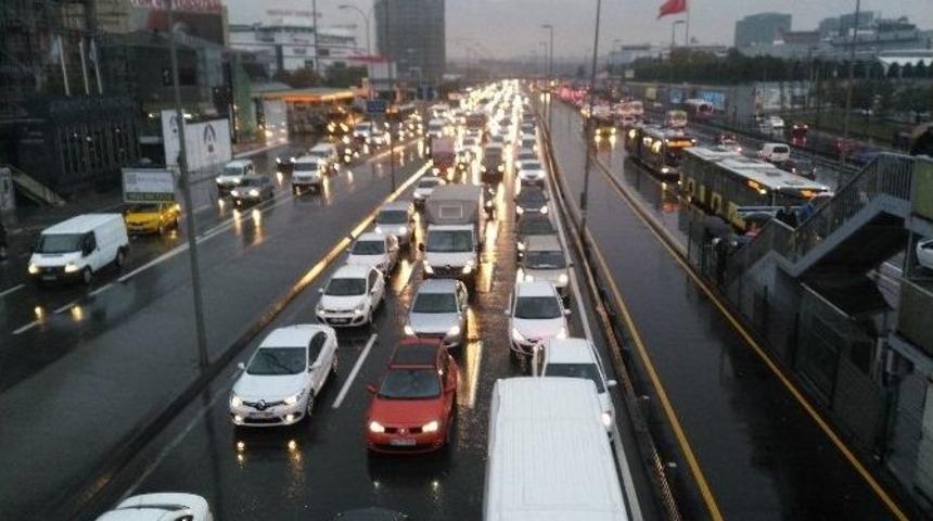 Yağmur İstanbul Trafiğini Kilitledi