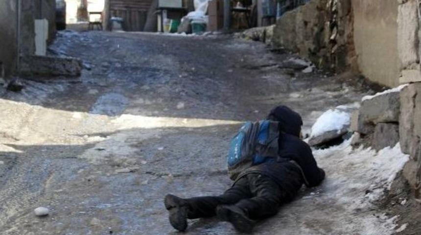 Buz Tutan Yollarda Y&uuml;r&uuml;meye &Ccedil;alışan Vatandaşlar D&uuml;şmekten Kurtulamadı