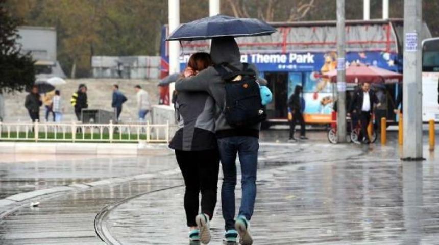 İstanbul'da Yağmur Etkisini S&uuml;rd&uuml;r&uuml;yor
