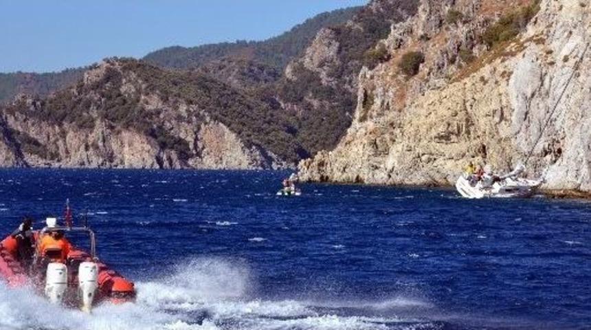 Karaya Oturan Teknedeki Yelkencileri Sahil G&uuml;venlik Kurtardı