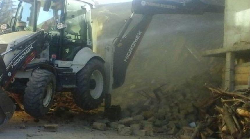 Pazarlar&rsquo;da Metruk Binalar Yıkılıyor