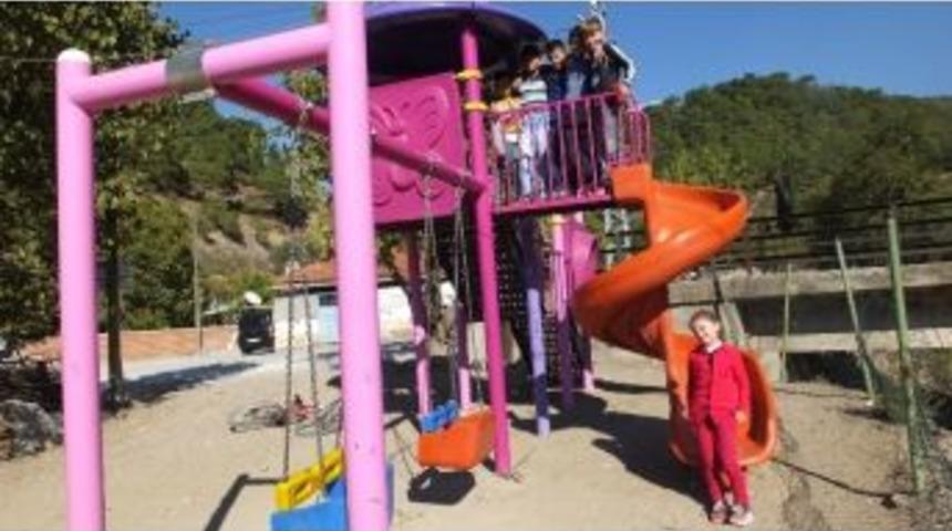 Burhaniyede Kırsaldaki &Ccedil;ocuklar Sevindirildi