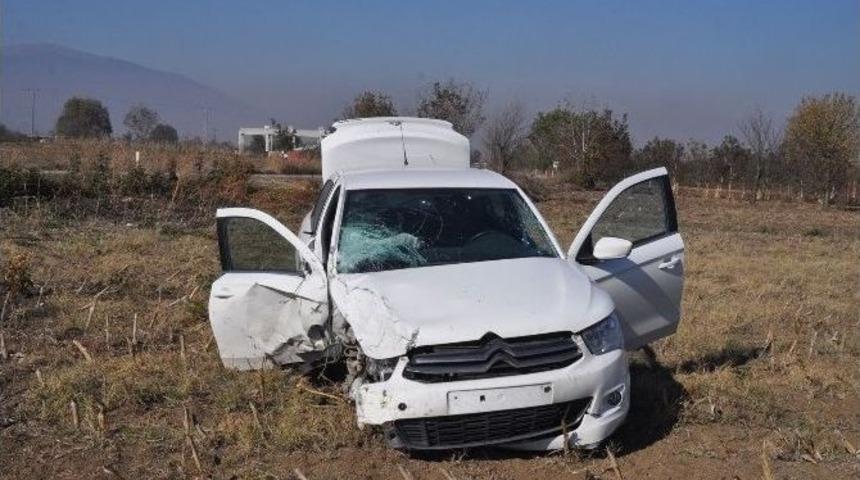 Tarlaya U&ccedil;tular, Hava Yastığıyla Kurtuldular: 2 Yaralı