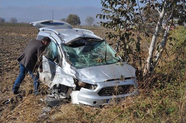 Tarlaya Uçtular, Hava Yastığıyla Kurtuldular: 2 Yaralı