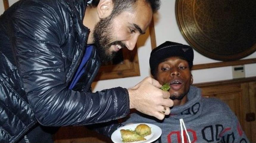 Gaziantep B&uuml;y&uuml;kşehir Belediyesporlu Futbolcuların Baklava Keyfi