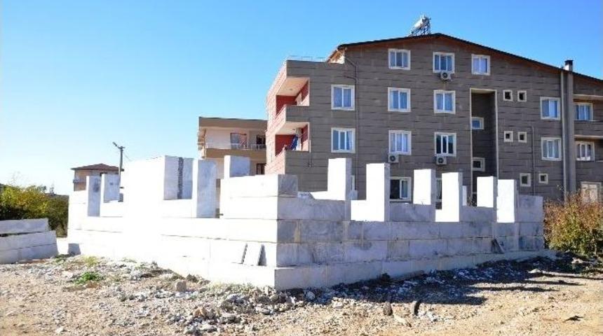 Antik &Ccedil;ağlarda Kullanılan Mermerle Cami İnşa Ediyor