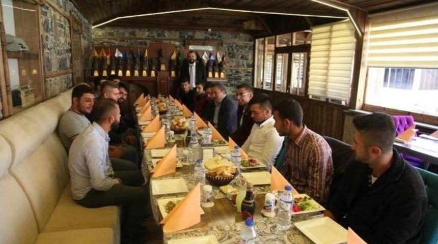 Başkan Tutal, Askere Gidecek Gen&ccedil;lerle Buluştu