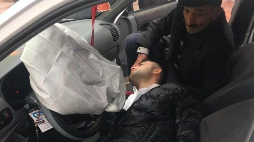 Halk Otob&uuml;s&uuml;ne &Ccedil;arpan Otomobilin S&uuml;r&uuml;c&uuml;s&uuml; Bayıldı