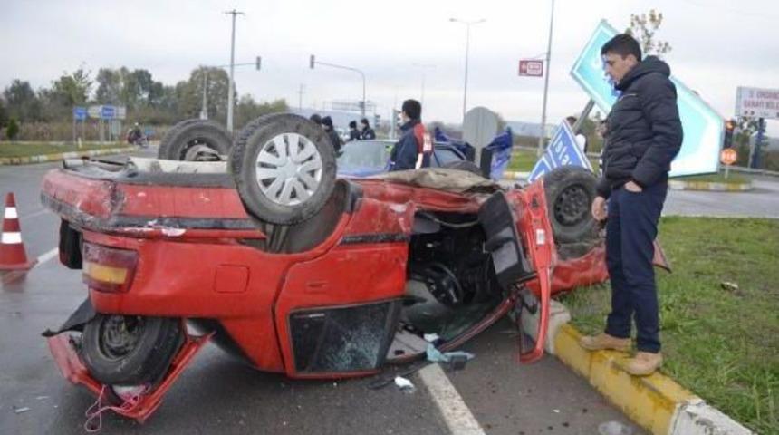 Kavşakta 2 Otomobil &Ccedil;arpıştı: 3 Yaralı