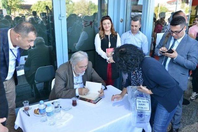 Konyaaltı Kitap Fuarı’nda İlber Ortaylı Okuyucularıyla Buluştu