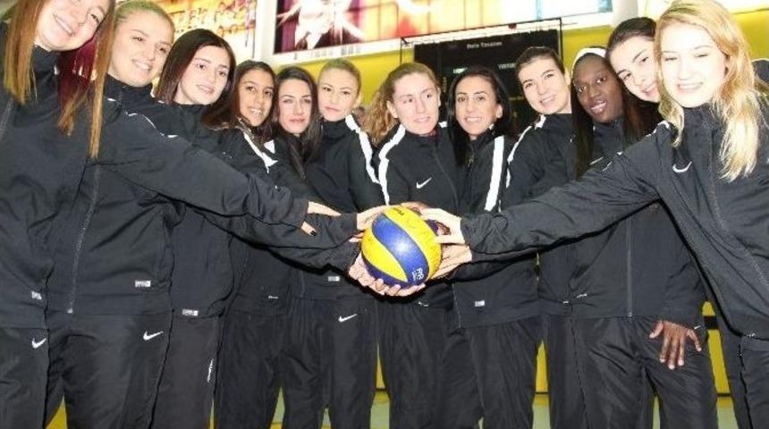Alaşehir Belediyespor Kadın Voleybol Takımı Başarısını S&uuml;rd&uuml;r&uuml;yor