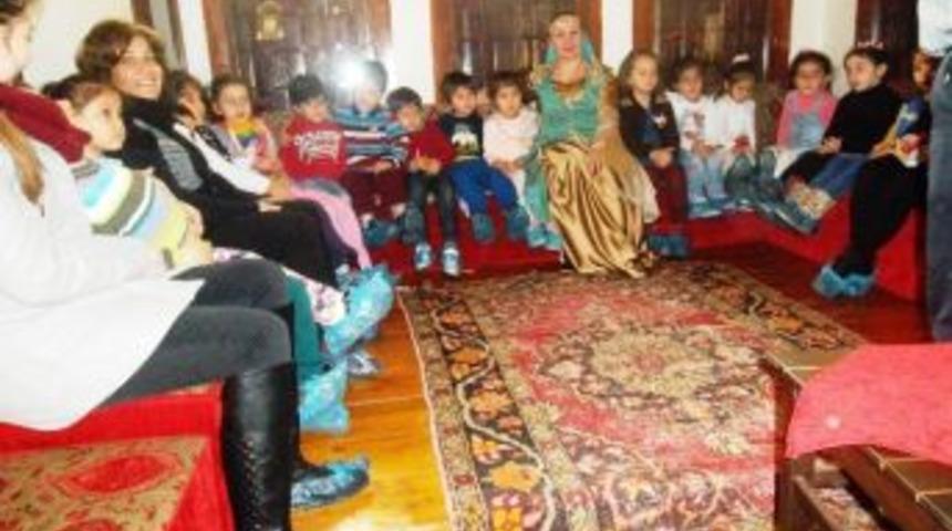 İzmit Belediyesi Tarihi Konakta Miniklere Masal Etkinliği D&uuml;zenliyor