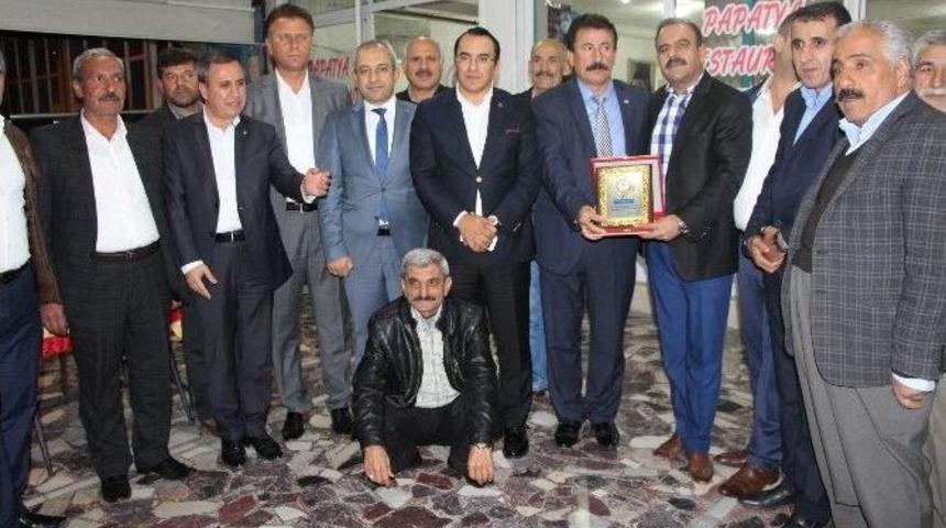 Kahta&rsquo;da İstihdam Sağlayan İş Adamına Muhtarlardan Plaket