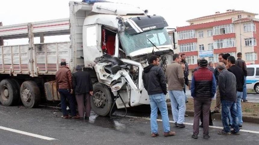 Tekirdağ&rsquo;da Kamyon Tır&rsquo;a &Ccedil;arptı: 1 Yaralı