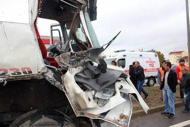 Tekirdağ’da Kamyon Tır’a Çarptı: 1 Yaralı