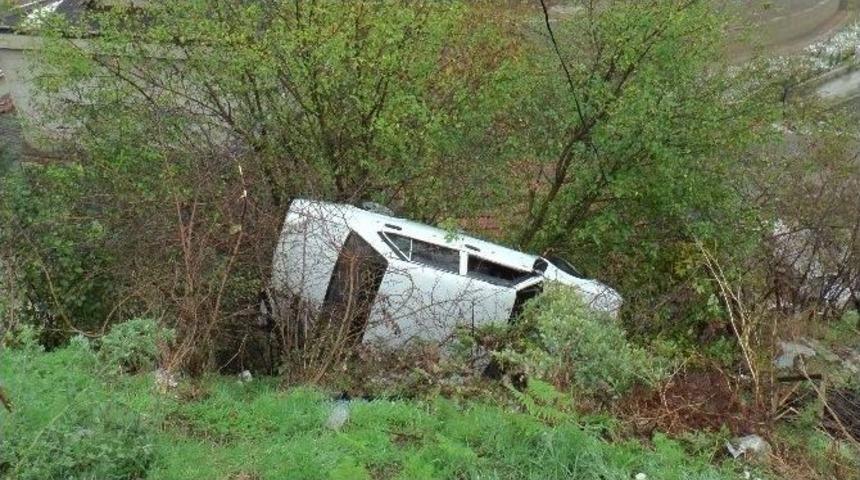 &Uuml;mraniye&rsquo;de Bir Ara&ccedil; 5 Metreden U&ccedil;tu