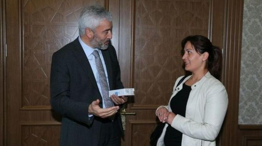 Telefonunu Kayalıklara D&uuml;ş&uuml;ren Muhtar Belediyeden İş Makinesi İstedi