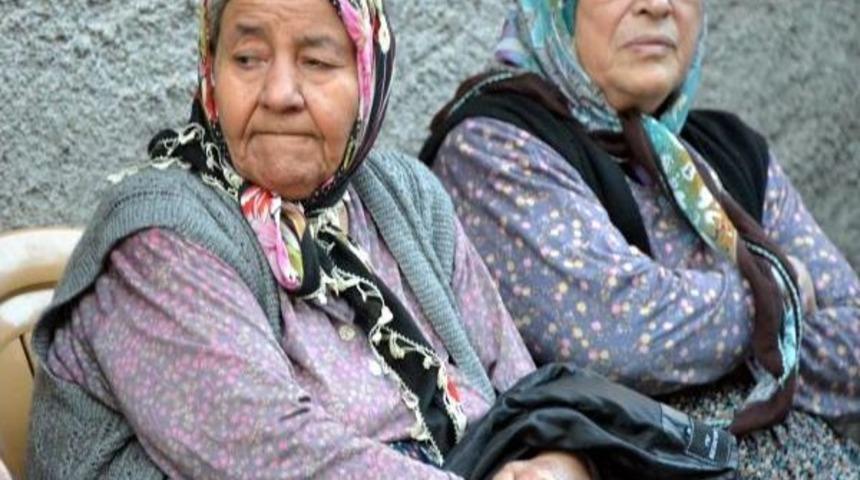 &Ouml;len Oğlunun Montuna Sarılarak Ağladı