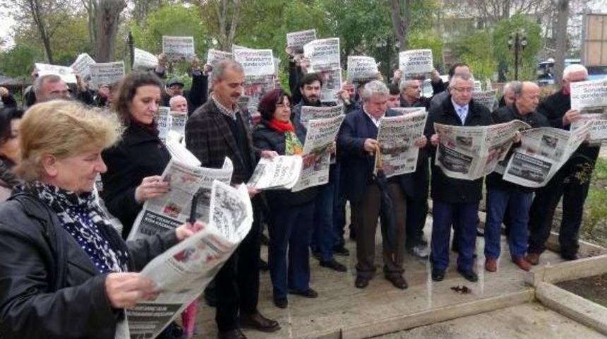 Chp&rsquo;Liler, Keşan&rsquo;Da Halka Cumhuriyet Gazetesi Dağıttı