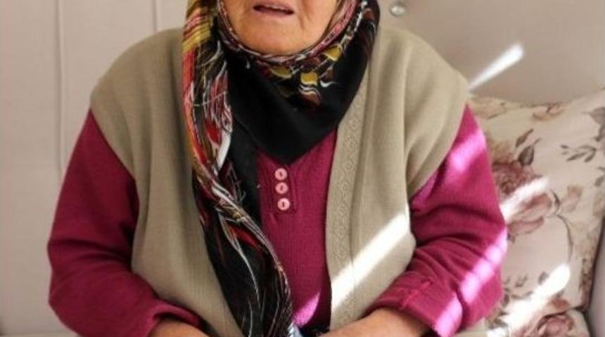 Evinin &Ouml;n&uuml;ne 5 Metrelik &Ccedil;ukur A&ccedil;ılan Emine Nine: "bug&uuml;n &Ccedil;ok G&uuml;zel Uyku Uyudum"