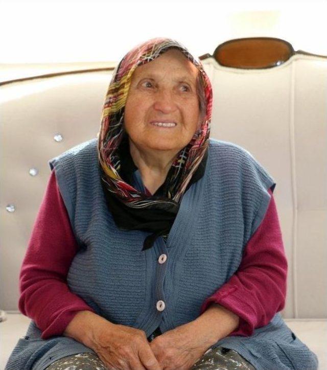Evinin &Ouml;n&uuml;ne 5 Metrelik &Ccedil;ukur A&ccedil;ılan Emine Nine: "bug&uuml;n &Ccedil;ok G&uuml;zel Uyku Uyudum" 1